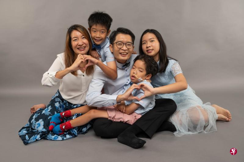 为了照顾患上罕见疾病的儿子，潘伟盛一家人都须改变生活习惯。（受访者提供）