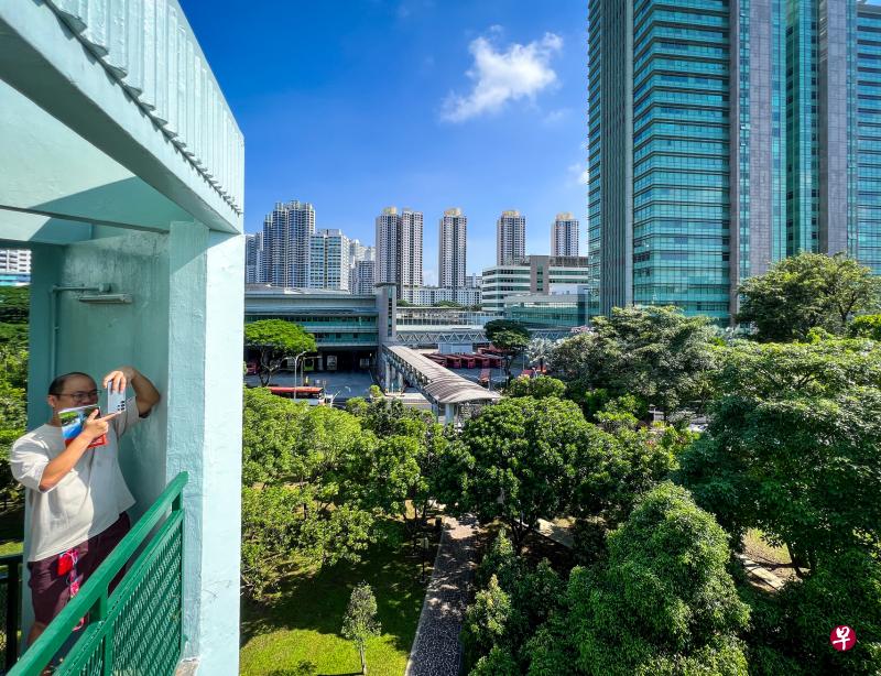 大巴窑市镇公园里的瞭望塔曾是热门休闲去处，如今也是民众沿着历史走道寻访的景点之一。这座25米高的瞭望塔自2009年列为保留建筑，目前不对外开放。媒体星期四获准登塔捕捉四周绿树成荫的景色。（叶振忠摄）