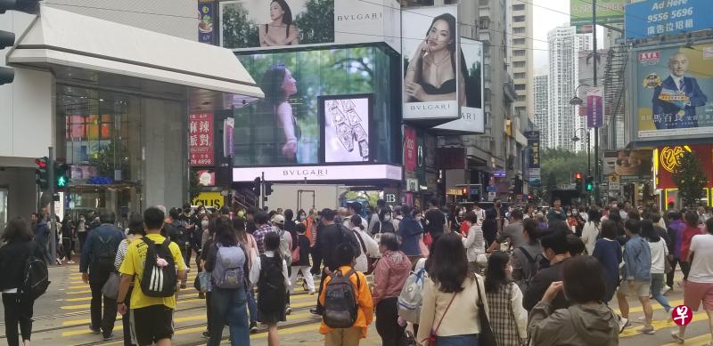 香港全面复常后，铜锣湾人潮如鲫。（戴庆成摄）