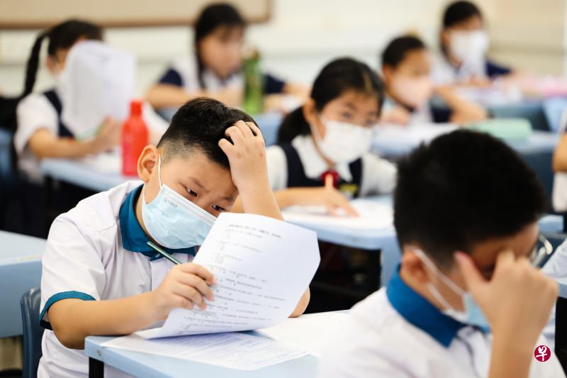 全国华文大比拼从线上恢复为实体赛事后，学生表示题目难度提高不少，小学组学生在作答时纷纷眉头紧缩、挠头抓耳。（蔡家增摄）