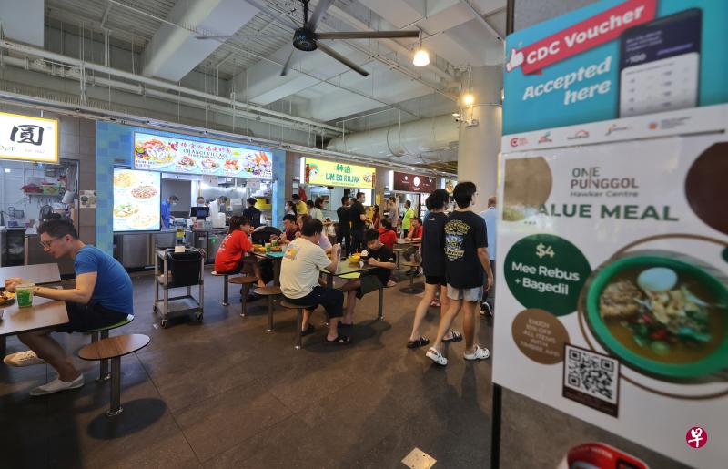 榜鹅综合社区中心One Punggol小贩中心共有34个摊位，小贩中心周六中午时分座无虚席，不少摊位也出现排队人龙。（唐家鸿摄）