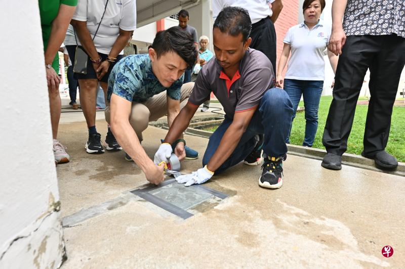 永续发展与环境部兼交通部高级政务次长马炎庆（左三）星期六出席全国预防骨痛热症运动的启动仪式，与惹兰勿刹市镇理事会工作人员一起动手防止伊蚊滋生。（环境局提供）