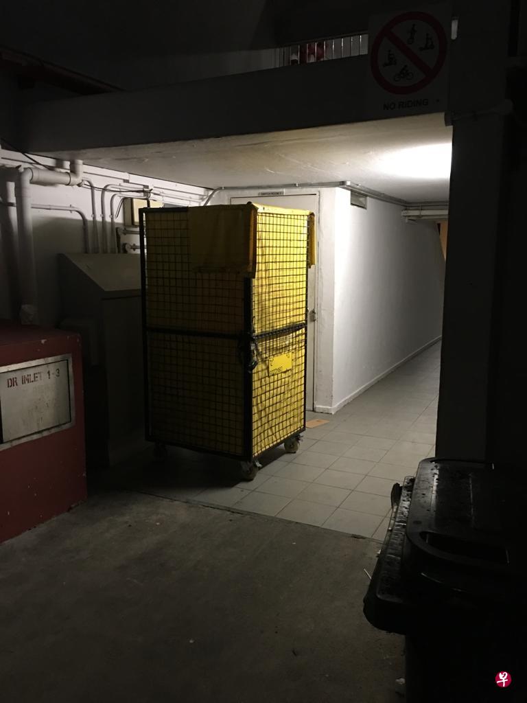 东海岸市镇会发现有人把存货架摆放在组屋楼梯口，有可能引发火患。（东海岸市镇会提供）