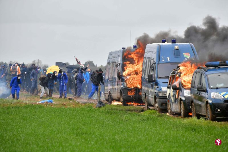 反对在法国西南部增建灌溉蓄水池的示威群众星期六与警察爆发冲突，并纵火烧警车。（法新社）