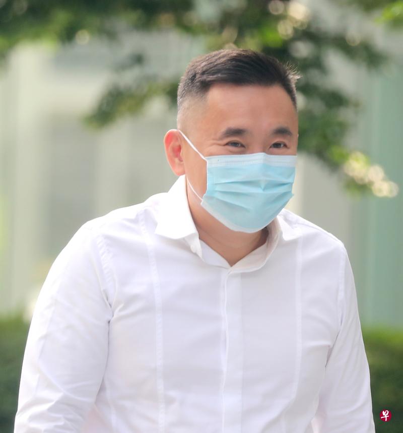房地产咨询公司欣乐国际创始人姚俊源在工业大楼顶层违例增设一层楼，抵触建筑管制法令，他认罪后被判罚款5万元。（海峡时报）