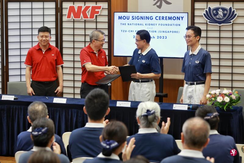 全国肾脏基金会行政服务高级总监谢敏耀（左起）、全国肾脏基金会执行理事长黄振令、新加坡慈济基金会执行长刘瑞士以及新加坡慈济基金会慈善志业发展室主任邱志豪签署谅解备忘录，合作扶助本地的肾衰竭人群。（海峡时报）