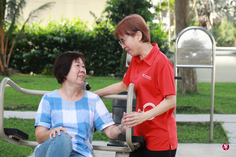 现年75岁的罗群喜（左）前年制定了持久授权书。她没有子女，丈夫已过世，由于不想麻烦其他亲人，她委任触爱社会服务的资深社工吴楚玲（右）担任她的专业被授权人。（触爱社会服务提供）