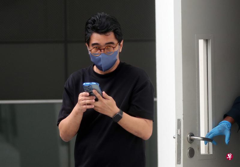 本地知名音乐人林智强被控非礼一名年轻女子，他否认有罪，面控后离开国家法院。（海峡时报）
