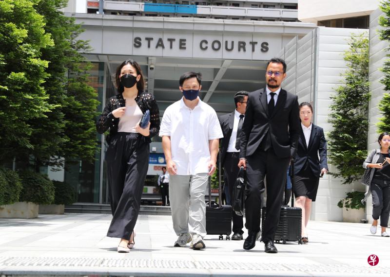 廖启龙（中）被控在女佣莉雅妮偷窃案的法庭审讯提供假资料，以及对警员撒谎，星期四在国家法院认罪。（海峡时报）