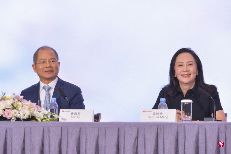 华为轮值董事长徐直军（左）和华为首席财务官孟晚舟星期五（3月31日）在位于深圳的公司总部举行年报发布会，向媒体介绍华为2022年年报和相关业绩数据。（法新社）