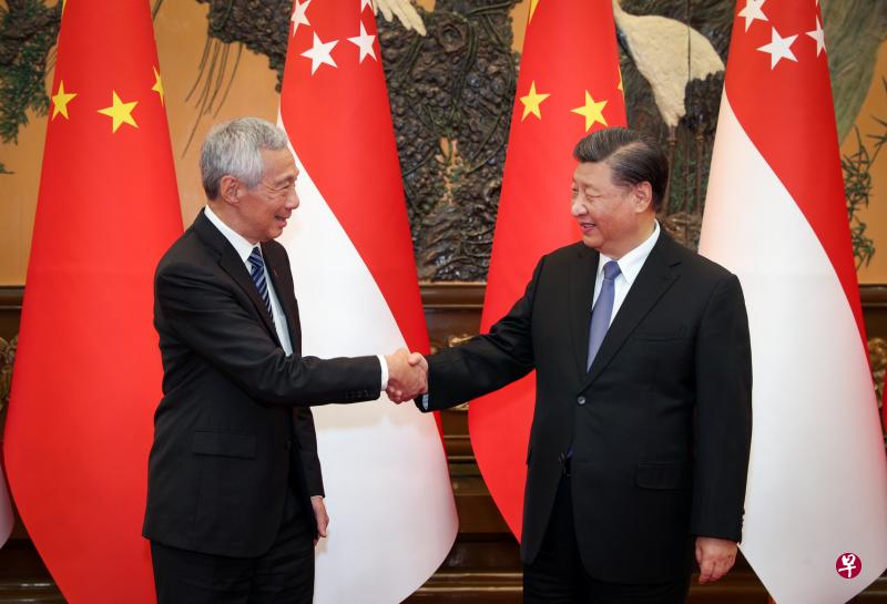 李显龙总理星期五在北京人民大会堂，与中国国家主席习近平（右）会面，这是两人时隔四个月再次见面。（通讯及新闻部提供）
