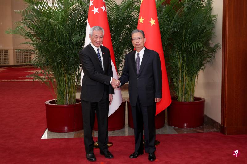 李显龙总理（左）星期五下午在北京人民大会堂与中共政治局常委、全国人大常委会委员长赵乐际会面，赵乐际在会面中形容李总理是“老朋友”。（通讯及新闻部提供）