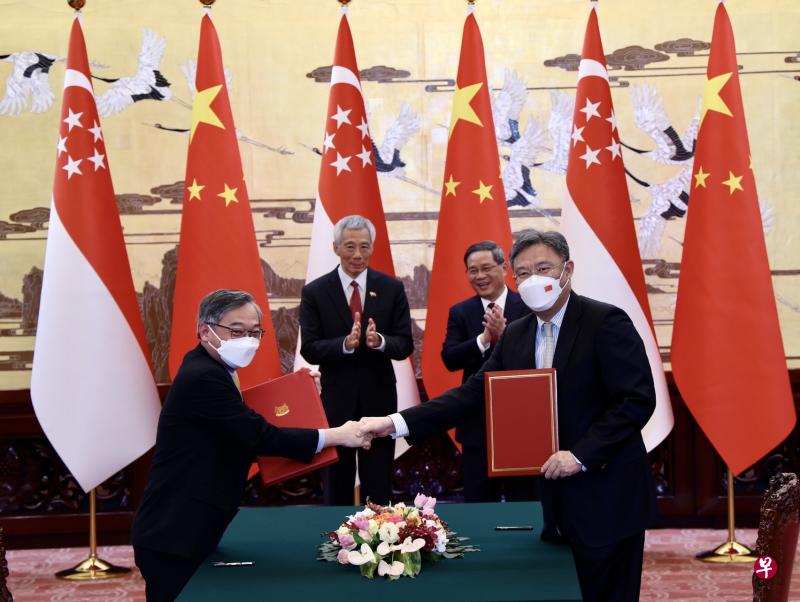贸工部长颜金勇（前排左）和中国商务部长王文涛（前排右）星期六（4月1日）在李显龙总理（后排左）和中国总理李强（后排右）的见证下，签署新中自贸协定升级后续谈判实质性完成的谅解备忘录。（邝启聪摄）