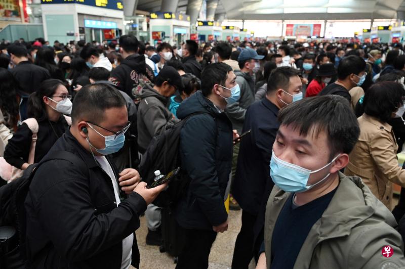 　钟南山建议中国民众4月后在条件允许的情况下，可以不戴口罩。图为3月27日北京一处火车站等候登车的旅客，多数戴着口罩。（法新社）