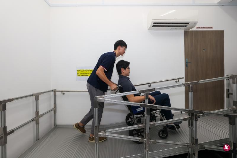 乐龄易计划推出的新型定制斜坡道，适用于大门前有多过三级阶梯的组屋单位，让年长居民能够安全进出。图为示范照片。（卓祾祎摄）