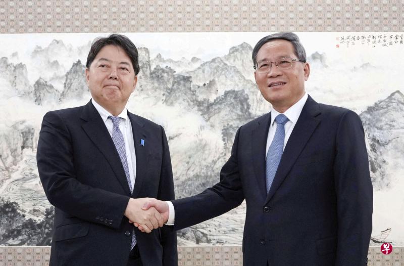 中国国务院总理李强（右）4月2日下午在中南海紫光阁会见来访的日本外长林芳正。（路透社）