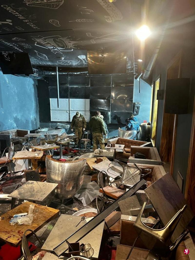 俄罗斯知名军事博客塔塔尔斯基星期天在圣彼得堡一家咖啡馆向支持者发表讲话时被当场炸死。图为调查人员在现场搜证。（路透社）