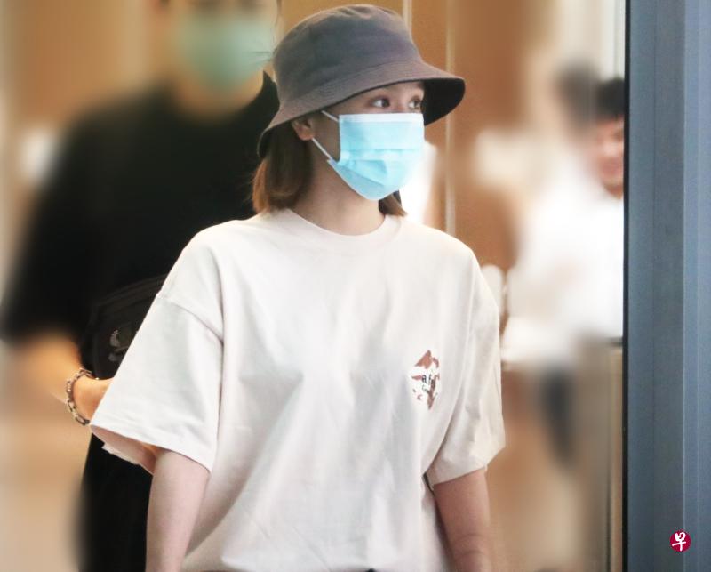符依林一身黑衣出庭承认危险驾驶罪，法庭程序结束后，她换上白色T恤离开国家法院。（海峡时报）