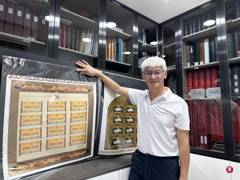 林荣华在卧室的一角，为自己打造了一个专门收纳和展示邮票的工作室。（安诗一摄）