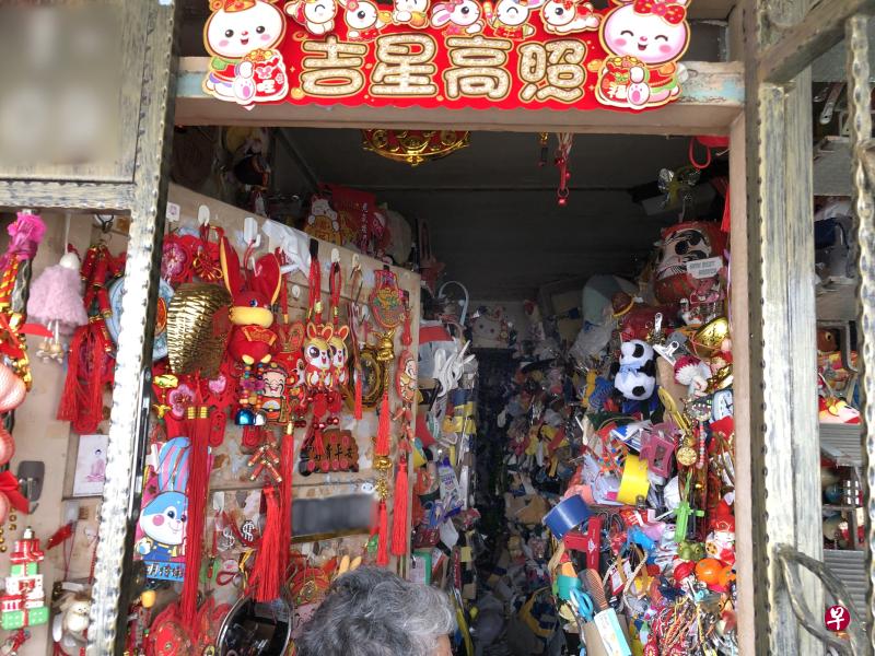 这个三房式单位里的杂物堆叠至屋顶，只留下一条直通厕所的狭窄走道。（陈来福摄）