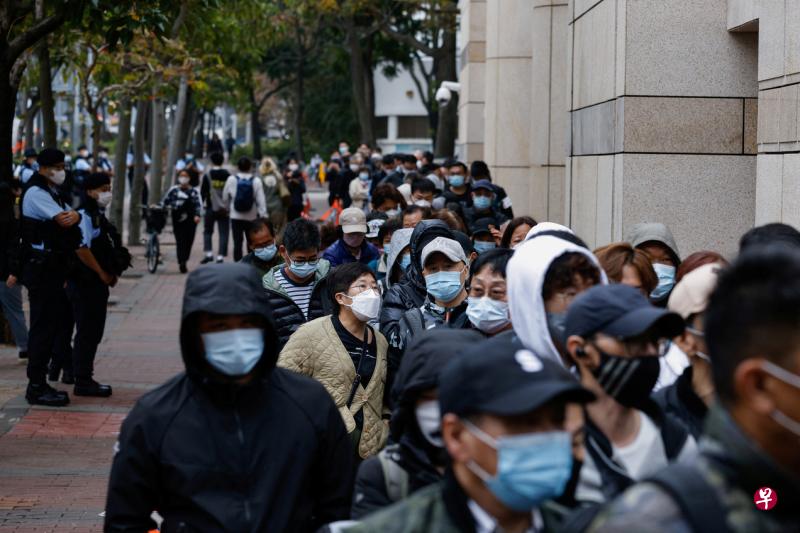香港反修例运动期间被捕人数很多，调查、上庭审讯排期均需时间。图为大批民众2月6日在西九龙裁判法院大楼外排队准备旁听47名民主派人士被控违反《香港国安法》案件的审讯。（路透社）