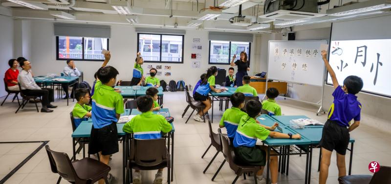 勇毅小学在星期四举行ABLE华文公开课，教育部兼人力部政务部长颜晓芳（左边红衣者）到场了解情况。（叶振忠摄）