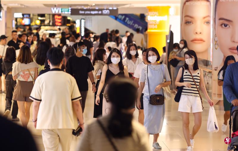 根据观察，虽然本地冠病病例有增加趋势，但公共交通上只有约两成的人戴口罩，商场内也只有一两成的人这么做。这些公众受访时说，选择继续戴口罩主要是为了保护自己或家人。（陈渊庄摄）