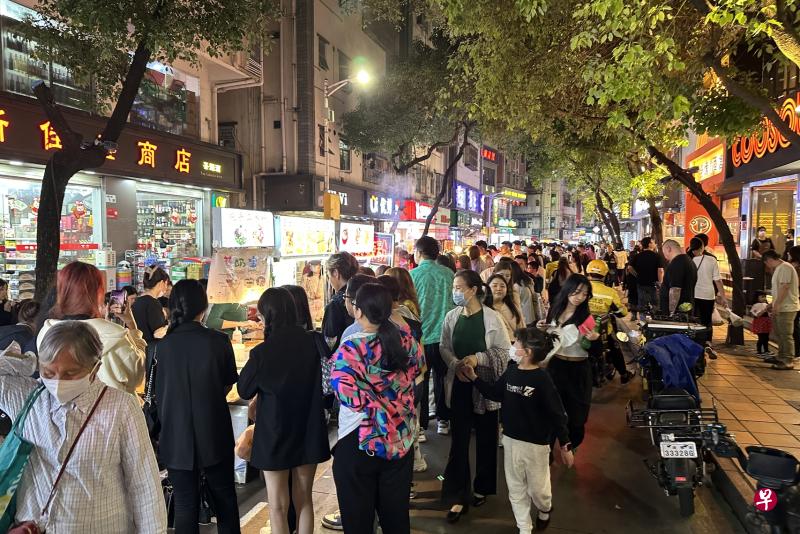 深圳福田区水围村上周末迎来大批人潮，夜市街头人山人海。（林煇智摄）