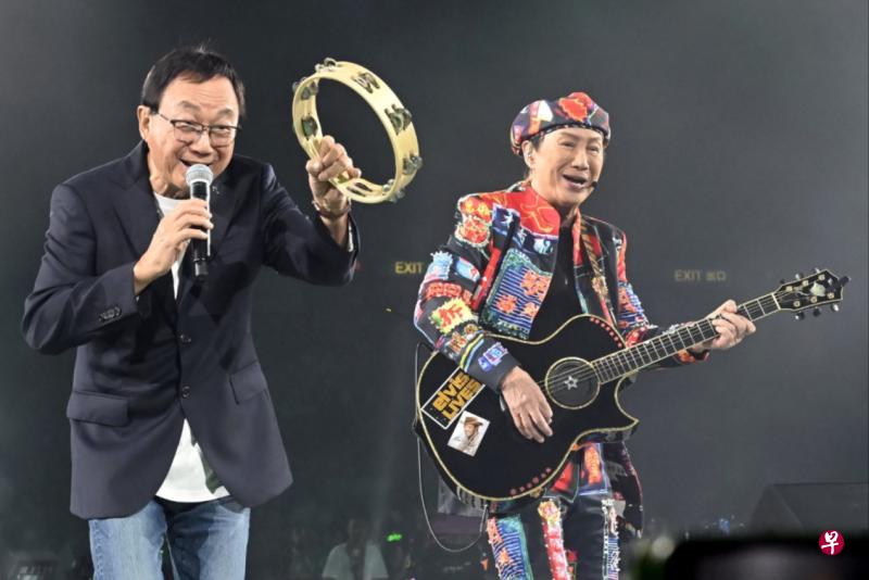许冠杰（右）开唱，哥哥许冠文当过场嘉宾时大爆料。（互联网）