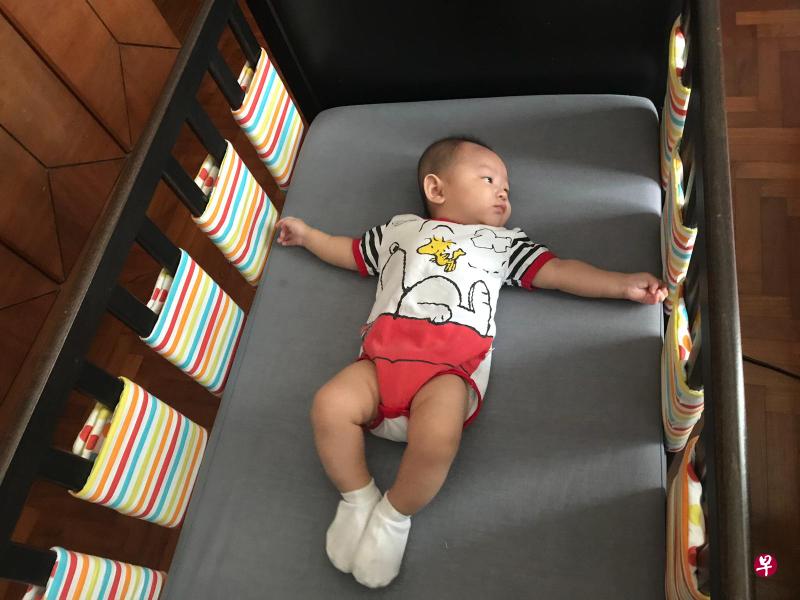 医生建议，正确的做法应该是，婴儿床床垫和栏杆之间不该有空隙，床上也不要放玩具、被单或枕头。（海峡时报）