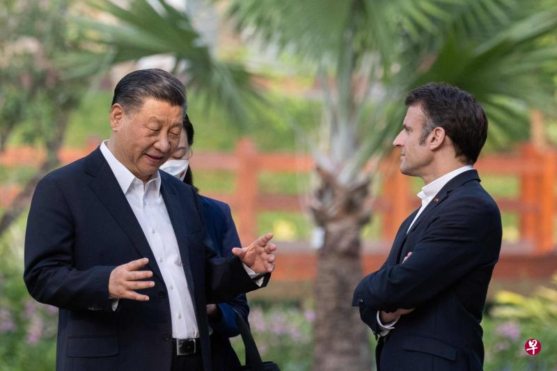 法国总统马克龙（右）上星期五（4月7日）与中国国家主席习近平一起参观中共广东省委书记的官邸，那里也是习近平父亲习仲勋1978年至1980年担任广东省委书记时的住所。（法新社）