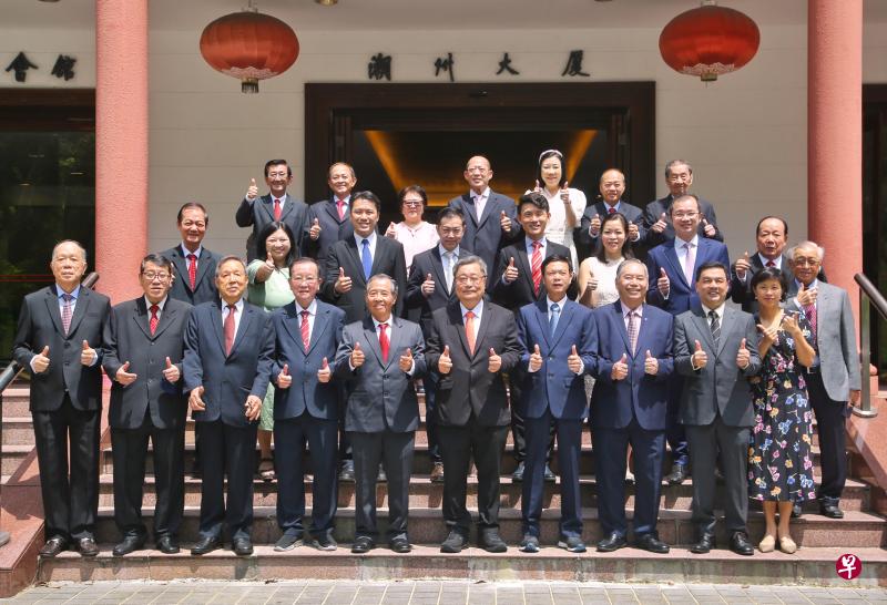 义安公司第47届管理委员会在潮州大厦举行就职典礼，新总理吴乔青（前排右五）带领查帐邱殷继（前排左起）、副司理郭松安、董事陈健立、司理马廷茂、副总理吕纪鹏、副总理张建安、财政李先华、副财政陈淂伦和董事张玮琪等委员，组建能彼此互补的老中青三代团队。（特约陈福洲摄）
