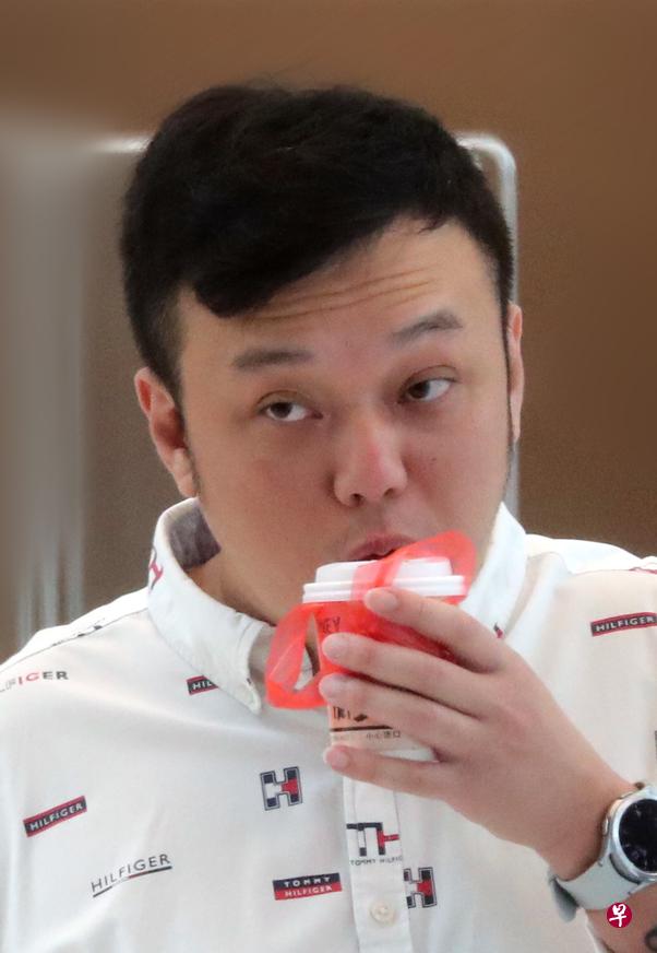 被告杨艾伦指示三人到伦敦骗增值税退款，也在本地犯下另一起买车骗案，被判坐牢37个月和罚款6000元。（海峡时报）