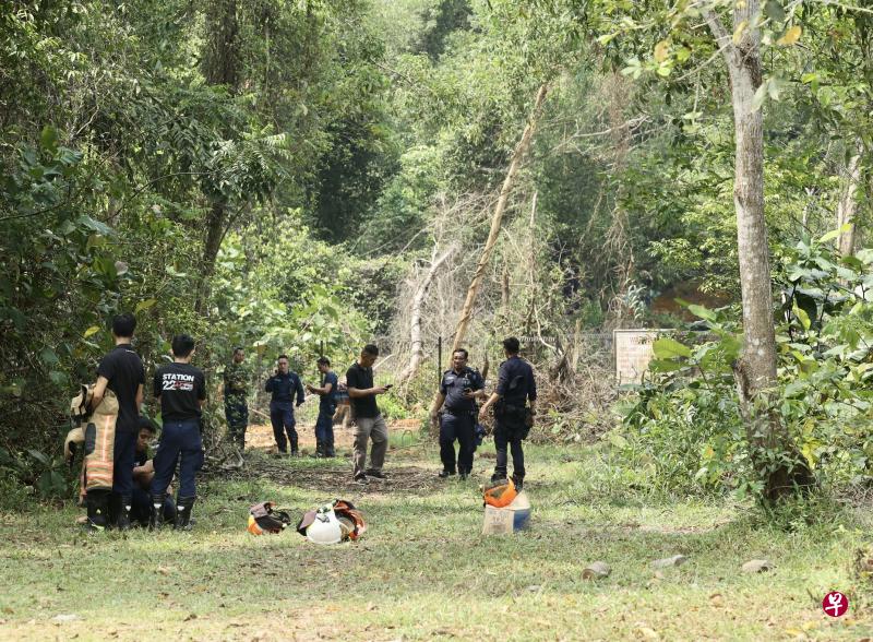 岛民指出，可克石场的矿湖中常有蟒蛇、鳄鱼和巨型的多曼鱼出没，湖水最深处达40米左右。图为大批警员和民防人员在可克石场附近搜寻失踪的休班国民服役消防员。（邬福樑摄）