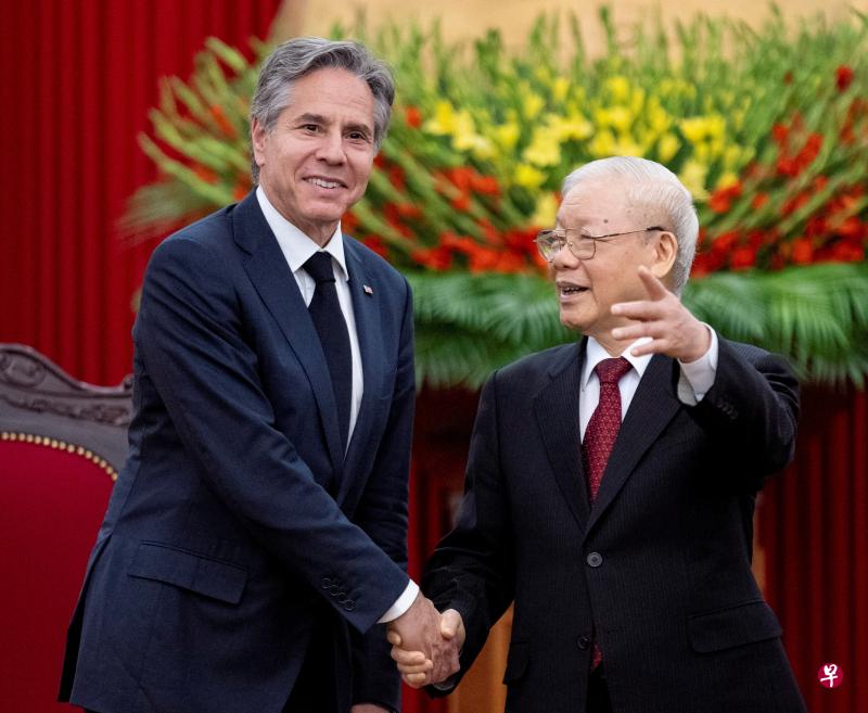 美国国务卿布林肯（左）星期六在河内，与越南共产党中央总书记阮富仲会面。（路透社）