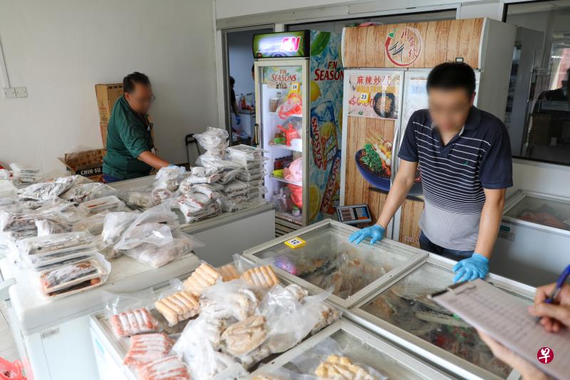 食品局人员突击圣诺哥旧工业大楼的一个仓库，发现七个冷冻柜和两个冷藏柜，起获约2200公斤非法进口的肉类和海鲜食品。（新加坡食品局提供）