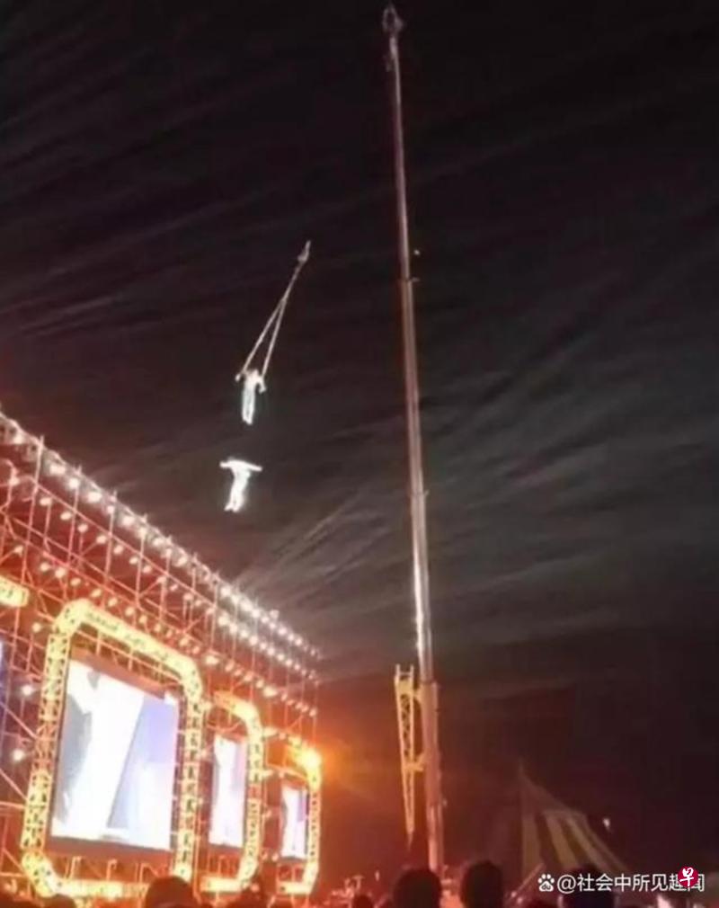 网上流传画面显示，女杂技员从空中坠落前，她与一名男杂技演员正抓住一个吊环，被起重机吊到空中。（互联网）