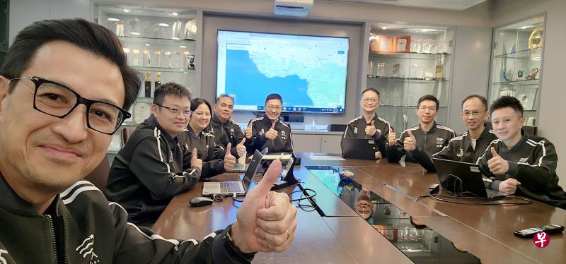 新加坡海事及港务管理局局长张英智（中）与新加坡紧急行动中心团队，通过新加坡海军资信汇合中心和蒙罗维亚区域海事救援协调中心，不断与船主和跨国机构协调，最终搜寻到油轮。（新加坡海事及港务管理局提供）