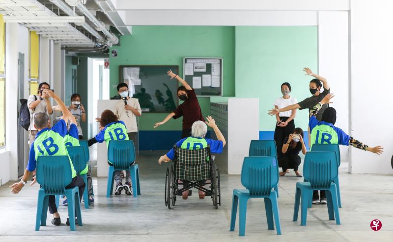 政府将投入更多资源在护老设施与计划，包括扩大活跃乐龄中心联络网，推广老人健康生活。（档案照片）