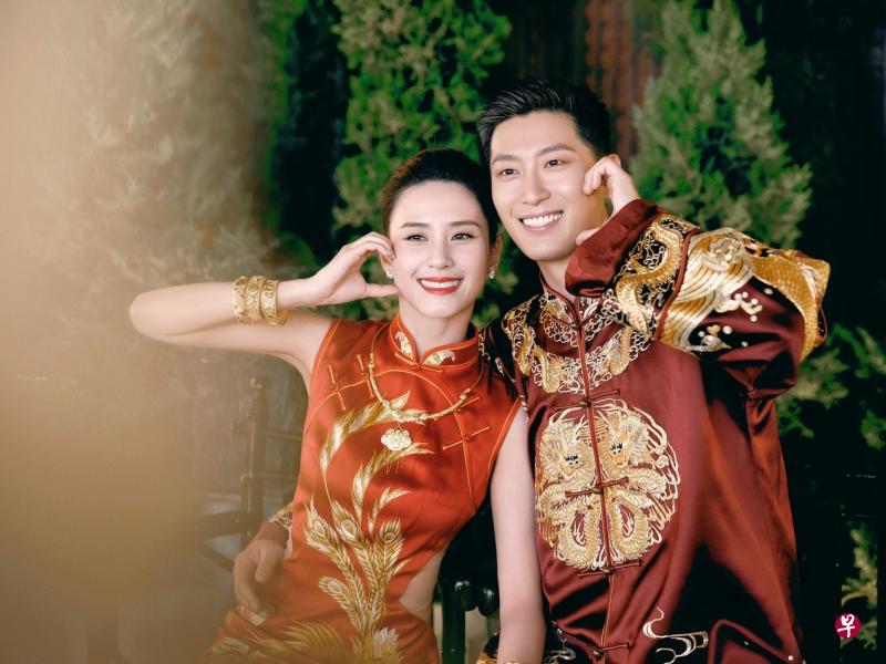 窦骁与何超莲夫妻除了遵循传统仪式穿上中式礼服，也拍了甜蜜的西式婚纱照。（互联网）