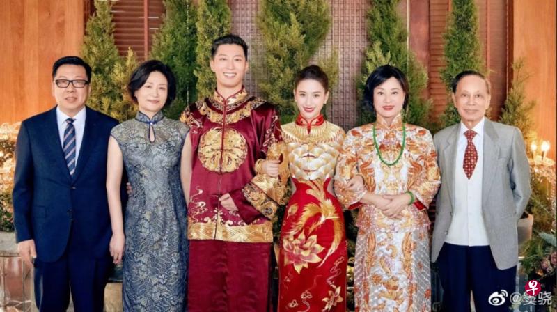 一对新人与双方家长合影。右二为赌王三太，右一是何超莲的大舅，左一、左二为窦骁的父母。（互联网）