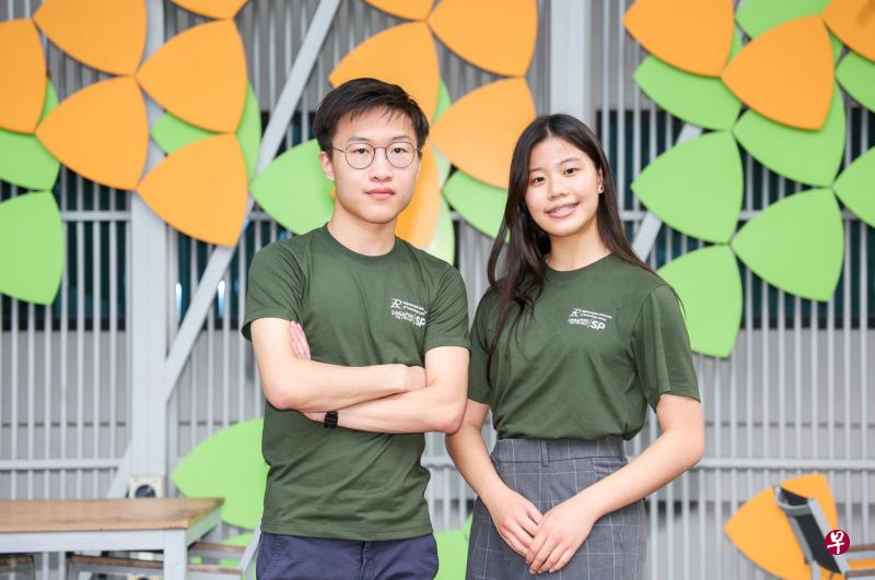 新加坡理工学院二年级学生陈玟滔（左）和林诗恩刚完成泰国清迈的“学习快车”之旅回国，收获满满。（陈斌勤摄）