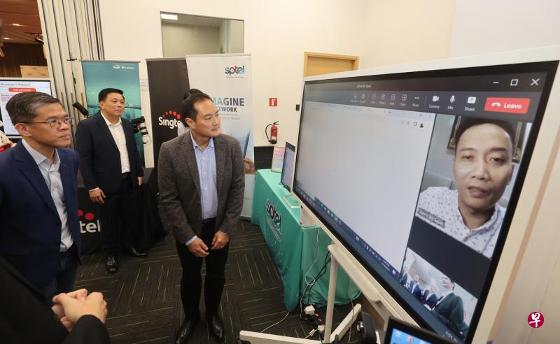 通讯及新闻部兼国家发展部高级政务部长陈杰豪（右一）在MAP网络安全和数码信任计划的启动仪式上参观合作伙伴的展位，网络供应商SPtel以视讯通话的方式进行展示。（邬福梁摄）