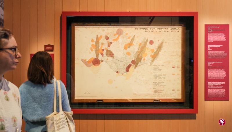“共创狮城新精神”展览的展品之一是1970年代李光耀在总统府办公室里放置的一张新加坡地图，他在上面标注了有污染问题的地区。（卓祾祎摄）