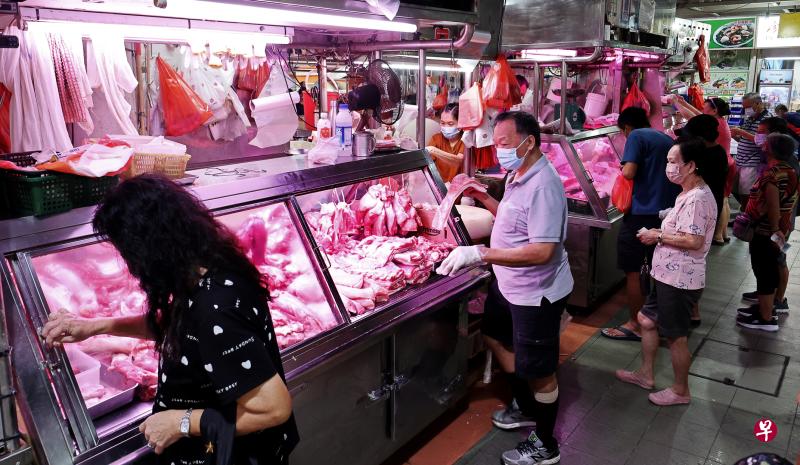 本地市场上的印尼鲜宰猪肉供应暂停后，冷冻猪肉的供应仍充足。（邝启聪摄）