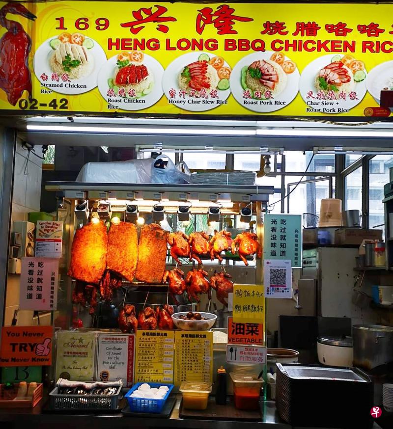 位于女皇镇美玲巴刹与熟食中心的这个烧腊摊位认为食客对食物的价格变化敏感，因此即使生猪肉涨价，档口暂时也不会调高食物售价。（受访者提供）