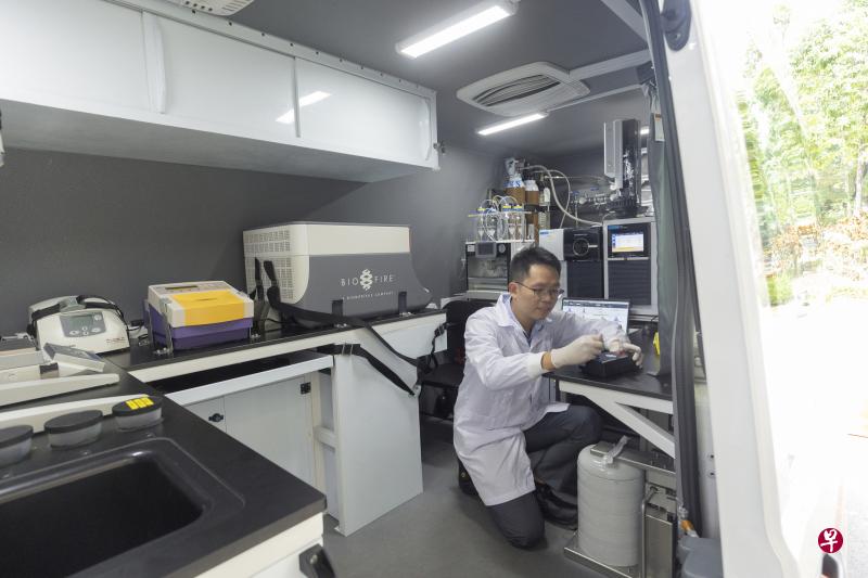 去年中投入运作的移动实验室，可当场检测采集到的样本是否存在会导致食物中毒的病原体。国家食品科学中心食品科学家陈肇桓博士（图）说，若发现厨房器具，例如砧板、汤勺和刀子的表面受到污染，就代表厨房卫生不达标。 （陈来福摄）