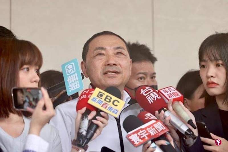 侯友宜星期六（4月22日）结束访新行程前，在新加坡香格里拉酒店外接受媒体联访。（台湾新北市政府新闻局提供）