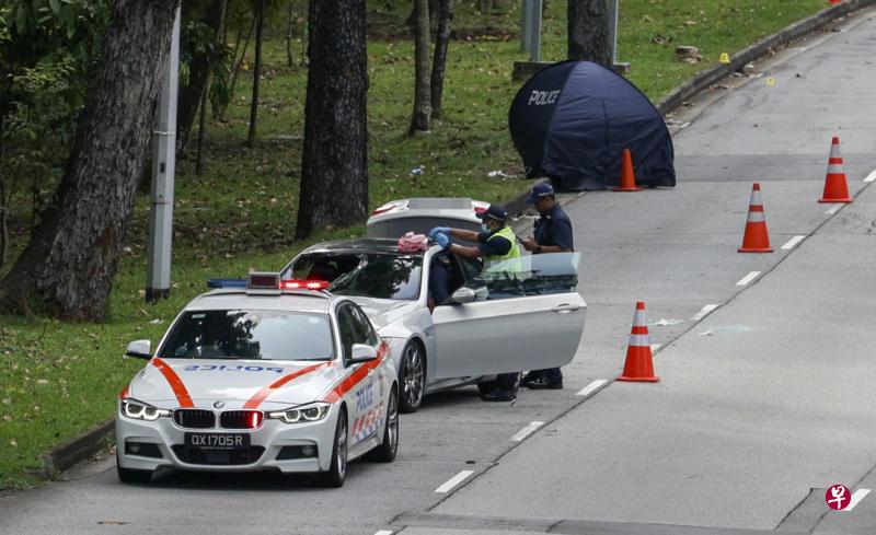 男子在杜尼安路被车撞飞，当场死亡，交警封锁最右边车道展开调查。（卓祾祎摄）