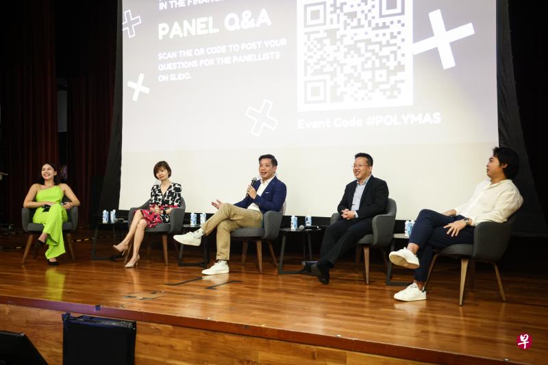 贸工部兼文化、社区及青年部政务部长陈圣辉（左三）宣布推出“理工学院金融专才计划”。其他出席活动者参包括义安理工学院校友罗可彧（左一起）、华侨银行集团人才资源总监李斐雯、摩根大通（新加坡和东南亚区）首席运营官王玮涵，以及鼎亚资本（新加坡）私人有限公司副总监杨安荣。（李健玮摄）